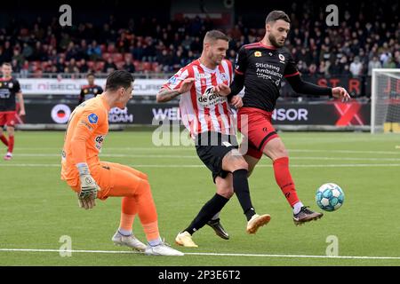 ROTTERDAM - (lr) le gardien de but de Sparta Rotterdam Nick Olij, Mike Eerdhuijzen de Sparta Rotterdam, Nikolas Agrafiotis de sbv Excelsior pendant le match de première ligue néerlandais entre sbv Excelsior et Sparta Rotterdam au stade Van Donge & de Roo sur 5 mars 2023 à Rotterdam, pays-Bas. ANP GERRIT VAN KOLOLEN Banque D'Images