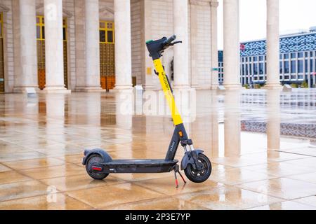 Un scooter électrique avec le panneau jaune Whoosh garé sur la place humide de l'opéra. Partage de scooters électriques. Astana (Nur-Sultan), Kazakhstan - 10.24.2 Banque D'Images