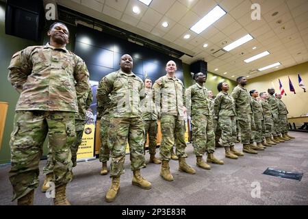 Les soldats se tiennent à l'aise en attendant que le général de division Bob Harter, commandant général de la Division de préparation 81st, mène une cérémonie de réenrôlement de masse samedi au QG de la Division. Une équipe de conseillers en carrière de trois bataillons du Groupe des carrières de la Réserve de l'Armée de terre a aidé à organiser cet événement en appelant environ 500 soldats qui étaient dans leur fenêtre de réenrôlement. Plus de 20 soldats représentant plus de 10 unités ont participé à cette cérémonie. Le général de division Harter a pris le temps de parler à tous les membres de la famille qui sont venus pour soutenir leur soldat. Après la cérémonie, Harter a parlé à t Banque D'Images