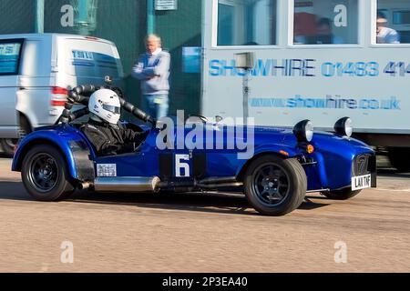 Tony Smith pilotant un Caterham 7 aux essais de vitesse nationaux de Brighton 2017. Il s'agit du plus ancien événement de course automobile du Royaume-Uni, qui se tient dans la ville côtière du sud-est de Brighton. Madeira Drive est une route qui longe le front de mer et est normale plein de gens explorer la plage, la jetée et les attractions locales. Aujourd'hui, il est passé à un cours d'essai de 1/4 fois. 2nd septembre 2017 Banque D'Images