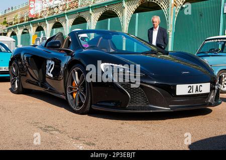 Joe Eagle au volant de McLaren 650S lors des essais de vitesse nationaux de Brighton en 2017. Il s'agit du plus ancien événement de course automobile du Royaume-Uni, qui se tient dans la ville côtière du sud-est de Brighton. Madeira Drive est une route qui longe le front de mer et est normale plein de gens explorer la plage, la jetée et les attractions locales. Aujourd'hui, il est passé à un cours d'essai de 1/4 fois. 2nd septembre 2017. Banque D'Images