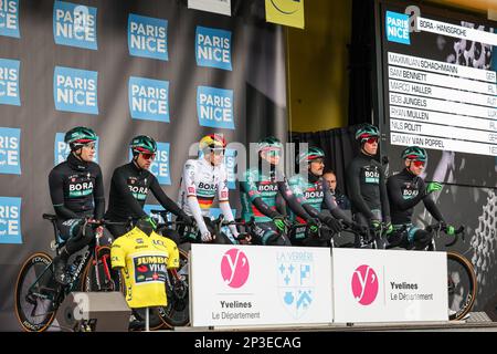 Bora-Hansgrohe pilotes photographiés au début de la première étape de l'édition 81st de la course Paris-Nice de huit jours, de et à la Verrière (169,4km), dimanche 05 mars 2023. BELGA PHOTO DAVID PINTENS Banque D'Images