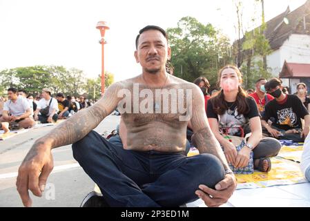 4 mars 2023, Nakhon Chai si, province de Nakhon Pathom, Thaïlande: Le disciple se réunit au traditionnel festival de Sak Yant 2023 au temple de Bang Phra, province de Nakhon Pathom (à l'ouest de Bangkok), thaïlande sur 4 mars 2023. Pour montrer le respect et le culte Maître tatouage. (Credit image: © Teera Noisakran/Pacific Press via ZUMA Press Wire) USAGE ÉDITORIAL SEULEMENT! Non destiné À un usage commercial ! Banque D'Images