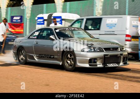 Brent Crooks pilotant un Nissan Skyline R33 GTR aux essais de vitesse nationaux de Brighton 2017. Il s'agit du plus ancien événement de course automobile du Royaume-Uni, qui se tient dans la ville côtière du sud-est de Brighton. Madeira Drive est une route qui longe le front de mer et est normale plein de gens explorer la plage, la jetée et les attractions locales. Aujourd'hui, il est passé à un cours d'essai de 1/4 fois. 1st septembre 2017. Banque D'Images