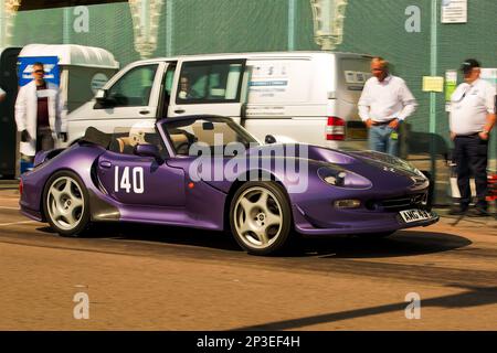 Marcos Mantis aux essais de vitesse nationaux de Brighton 2017. Il s'agit du plus ancien événement de course automobile du Royaume-Uni, qui se tient dans la ville côtière du sud-est de Brighton. Madeira Drive est une route qui longe le front de mer et est normale plein de gens explorer la plage, la jetée et les attractions locales. Aujourd'hui, il est passé à un cours d'essai de 1/4 fois. 2nd septembre 2017. Banque D'Images