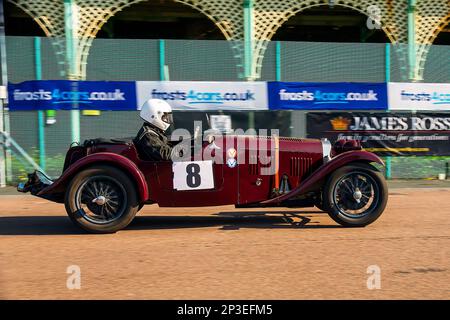 Jonathan Green pilotant un HRG au Brighton National Speed Trials 2018. Il s'agit du plus ancien événement de course automobile du Royaume-Uni, qui se tient dans la ville côtière du sud-est de Brighton. Madeira Drive est une route qui longe le front de mer et est normale plein de gens explorer la plage, la jetée et les attractions locales. Aujourd'hui, il est passé à un cours d'essai de 1/4 fois. 1st septembre 2018. Banque D'Images