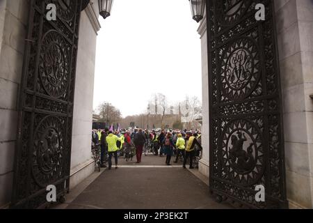 Londres, Royaume-Uni. 05/Mar/2023 la course à vélo pour la liberté des femmes des centaines de femmes cyclistes, et supporters, participent à un tour à vélo à travers Londres, une semaine avant la Journée internationale de la femme. Le parcours, organisé par la London Cycling Campaign (LCC), vise à souligner le manque de provision pour les femmes cyclistes à Londres. La campagne dit que seulement un quart des cyclistes à Londres sont des femmes.le trajet commence à Marble Arch. Crédit : Roland Ravenhill/Alay. Banque D'Images