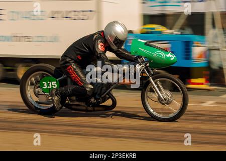 L'événement est actuellement organisé sous la forme d'un sprint de 400 mètres pour les voitures et les motos, sous les auspices de l'Association des sports motorisés. Cette image présente Gavin Shaw à cheval sur une moto personnalisée Madnez. L'événement est organisé par le Brighton et le Hove Motor Club le long de Madeira Drive, Brighton Sea Front, ville de Brighton & Hove, Royaume-Uni. 2nd septembre 2017 Banque D'Images