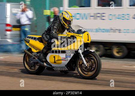 L'événement est actuellement organisé sous la forme d'un sprint de 400 mètres pour les voitures et les motos, sous les auspices de l'Association des sports motorisés. Cette image présente Josh Lindsey à cheval sur une Yamaha RD500. L'événement est organisé par le Brighton et le Hove Motor Club le long de Madeira Drive, Brighton Sea Front, ville de Brighton & Hove, Royaume-Uni. 2nd septembre 2017 Banque D'Images