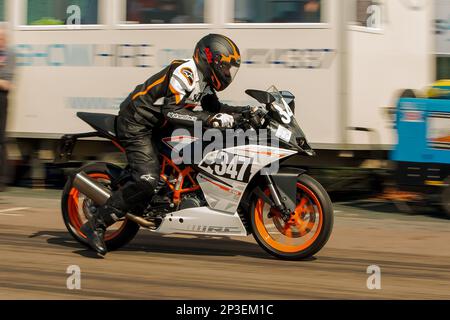 L'événement est actuellement organisé sous la forme d'un sprint de 400 mètres pour les voitures et les motos, sous les auspices de l'Association des sports motorisés. Cette image présente Peter Savell à cheval sur un KTM R390. L'événement est organisé par le Brighton et le Hove Motor Club le long de Madeira Drive, Brighton Sea Front, ville de Brighton & Hove, Royaume-Uni. 2nd septembre 2017 Banque D'Images