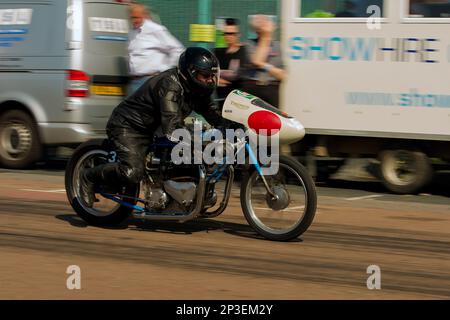 L'événement est actuellement organisé sous la forme d'un sprint de 400 mètres pour les voitures et les motos, sous les auspices de l'Association des sports motorisés. Cette image présente Peter Allum à cheval sur un triomphe de l'Hagon. L'événement est organisé par le Brighton et le Hove Motor Club le long de Madeira Drive, Brighton Sea Front, ville de Brighton & Hove, Royaume-Uni. 2nd septembre 2017 Banque D'Images