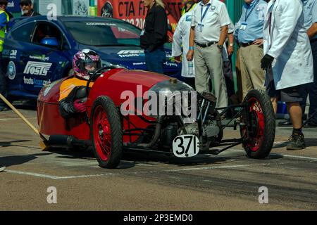 L'événement est actuellement organisé sous la forme d'un sprint de 400 mètres pour les voitures et les motos, sous les auspices de l'Association des sports motorisés. Cette image présente 1 Catherine Quinn pilotant un Morgan Super Areo Matchless. L'événement est organisé par le Brighton et le Hove Motor Club le long de Madeira Drive, Brighton Sea Front, ville de Brighton & Hove, Royaume-Uni. 2nd septembre 2017 Banque D'Images