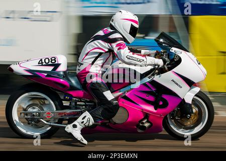 Des concurrents se préparent et se préparent dans diverses catégories lors des épreuves de vitesse nationales de Brighton 2015, Madeira Drive, Brighton, East Sussex, Royaume-Uni. Cette image présente Roger Simmons sur sa Suzuki Hayabusa Turbo qui commence le quart de mille en temps normal essai contre la montre. 1st septembre 2018 Banque D'Images