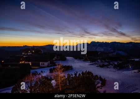 Une nouvelle journée s'éveille alors que le soleil se brise la crête des montagnes du sommet de Feuerkogul dans le Salkammergut autrichien Banque D'Images