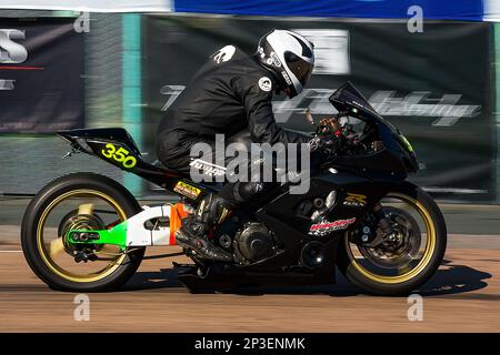 L'événement est actuellement organisé sous la forme d'un sprint de 400 mètres pour les voitures et les motos, sous les auspices de l'Association des sports motorisés. L'événement est organisé par le Brighton et le Hove Motor Club le long de Madeira Drive, Brighton Sea Front, ville de Brighton & Hove, Royaume-Uni. 1st septembre 2018 Banque D'Images