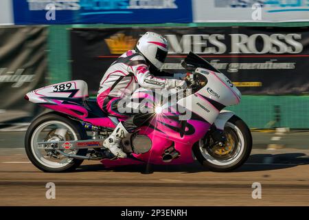 Des concurrents se préparent et se préparent dans diverses catégories lors des épreuves de vitesse nationales de Brighton 2015, Madeira Drive, Brighton, East Sussex, Royaume-Uni. Cette image présente Roger Simmons sur sa Suzuki Hayabusa Turbo qui commence le quart de mille en temps normal essai contre la montre. 1st septembre 2018 Banque D'Images