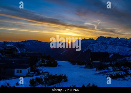 Une nouvelle journée s'éveille alors que le soleil se brise la crête des montagnes du sommet de Feuerkogul dans le Salkammergut autrichien Banque D'Images