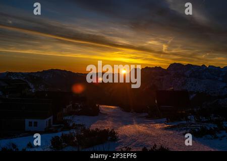 Une nouvelle journée s'éveille alors que le soleil se brise la crête des montagnes du sommet de Feuerkogul dans le Salkammergut autrichien Banque D'Images