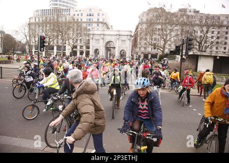 Londres, Royaume-Uni. 05/Mar/2023 la course à vélo pour la liberté des femmes des centaines de femmes cyclistes, et supporters, participent à un tour à vélo à travers Londres, une semaine avant la Journée internationale de la femme. Le parcours, organisé par la London Cycling Campaign (LCC), vise à souligner le manque de provision pour les femmes cyclistes à Londres. La campagne dit que seulement un quart des cyclistes à Londres sont des femmes.le trajet commence à Marble Arch. Crédit : Roland Ravenhill/Alay. Banque D'Images