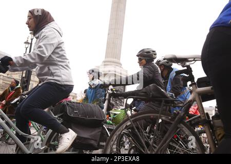 Londres, Royaume-Uni. 05/Mar/2023 la course à vélo pour la liberté des femmes des centaines de femmes cyclistes participent à un tour à vélo à travers Londres, une semaine avant la Journée internationale de la femme. Le parcours, organisé par la London Cycling Campaign (LCC), vise à souligner le manque de provision pour les femmes cyclistes à Londres. La campagne indique que seulement un quart des cyclistes de Londres sont des femmes. Des centaines de cyclistes passent par Trafalgar Square. Crédit : Roland Ravenhill/Alay. Banque D'Images