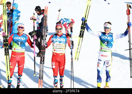 05 mars 2023, Slovénie, Planica: Ski nordique: Championnat du monde, ski de fond - 50 km classique, hommes. Johannes Hoesflot Klaebo de Norvège (l-r), Paal Golberg de Norvège et William Poromaa de Suède se réjouissent de la ligne d'arrivée. Photo: Daniel Karmann/dpa Banque D'Images