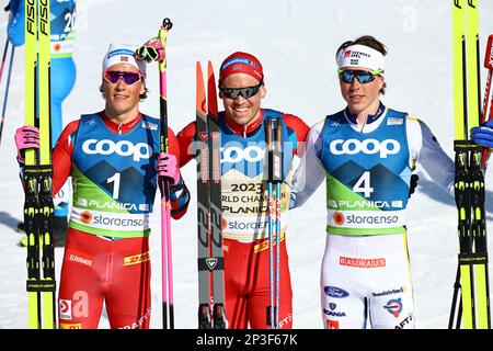 05 mars 2023, Slovénie, Planica: Ski nordique: Championnat du monde, ski de fond - 50 km classique, hommes. Johannes Hoesflot Klaebo de Norvège (l-r), Paal Golberg de Norvège et William Poromaa de Suède se réjouissent de la ligne d'arrivée. Photo: Daniel Karmann/dpa Banque D'Images