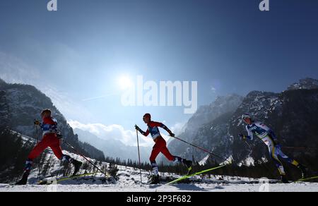 05 mars 2023, Slovénie, Planica: Ski nordique: Championnat du monde, ski de fond - 50 km classique, hommes. Didrik Toenseth de Norvège (M) en action devant le panorama de la montagne au soleil. Photo: Daniel Karmann/dpa Banque D'Images