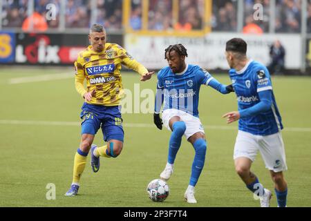 Gianni Bruno de STVV et Mike Tresor Ndayishimiye de Genk se battent pour le ballon lors d'un match de football entre Sint-Truidense VV et KRC Genk, dimanche 05 mars 2023 à Sint-Truiden, le 28 jour de la première division du championnat belge de la Jupiler Pro League 2022-2023. BELGA PHOTO BRUNO FAHY Banque D'Images