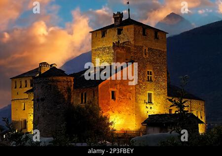 Italie Valle d'Aoste Saint Pierre le château de Sarriod de la Tour | Italie Valle d'Aoste Saint Pierre le château de Sarriod de la Tour Banque D'Images