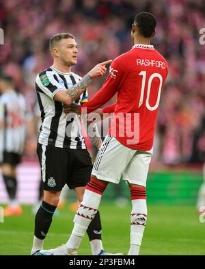 26 Fév 2023 - Manchester United / Newcastle United - Carabao Cup - final - Wembley Stadium Marcus Rashford et Kieran Trippier de Manchester United lors de la finale de la Carabao Cup. Image : Mark pain / Alamy Live News Banque D'Images