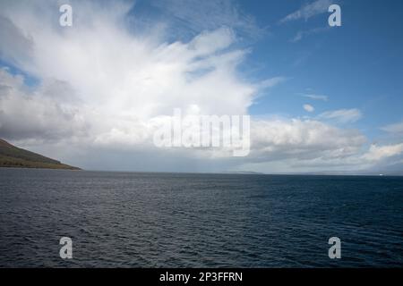 Nuages de tempête traversant le Firth of Clyde, vus depuis le ferry des îles Caledonian qui relie Brodick sur l'île d'Arran et Ardrossan Banque D'Images