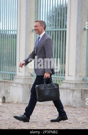 05 mars 2023, Brandebourg, Gransee/OT Meseberg: Christian Lindner (FDP), ministre fédéral des Finances, arrive à la Maison d'hôtes du gouvernement fédéral pour la réunion privée du Cabinet fédéral. Photo: Soeren Stache/dpa Banque D'Images