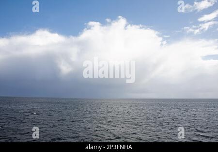 Nuages de tempête traversant le Firth of Clyde, vus depuis le ferry des îles Caledonian qui relie Brodick sur l'île d'Arran et Ardrossan Banque D'Images