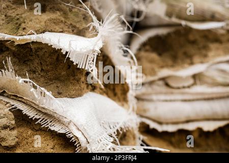 gros plan des sacs de sable déchirés aux postes de contrôle, défense de l'ukraine. La guerre en Ukraine Banque D'Images