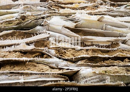 gros plan des sacs de sable déchirés aux postes de contrôle, défense de l'ukraine. La guerre en Ukraine Banque D'Images