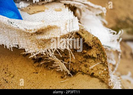 gros plan sur un sac de sable déchiré aux postes de contrôle, défense de l'ukraine. La guerre en Ukraine Banque D'Images