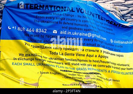 gros plan du drapeau de l'ukraine avec inscriptions de soutien dans différentes langues du monde. La guerre en Ukraine Banque D'Images