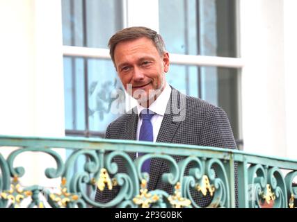 05 mars 2023, Brandebourg, Gransee/OT Meseberg: Christian Lindner (FDP), ministre fédéral des Finances, arrive à la Maison d'hôtes du gouvernement fédéral pour la réunion privée du Cabinet fédéral. Photo: Soeren Stache/dpa Banque D'Images