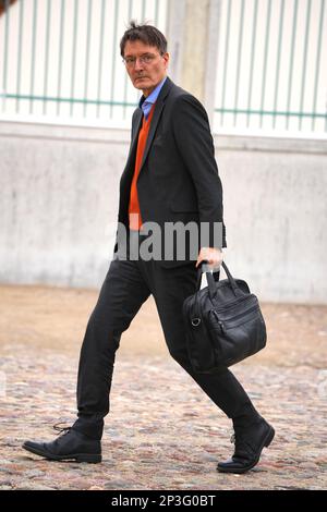 05 mars 2023, Brandebourg, Gransee/OT Meseberg: Karl Lauterbach (SPD), ministre fédéral de la Santé, arrive à la Maison d'hôtes du gouvernement fédéral pour la réunion privée du Cabinet fédéral. Photo: Soeren Stache/dpa Banque D'Images