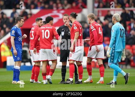 Nottingham Forest se plaint après que l'arbitre John Brooks décerne à Everton une pénalité lors du match de la Premier League au City Ground, Nottingham. Date de la photo: Dimanche 5 mars 2023. Banque D'Images