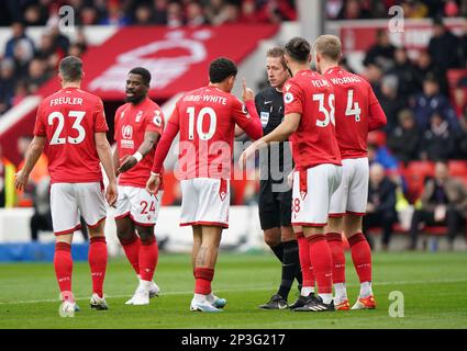 Nottingham Forest se plaint après que l'arbitre John Brooks décerne à Everton une pénalité lors du match de la Premier League au City Ground, Nottingham. Date de la photo: Dimanche 5 mars 2023. Banque D'Images