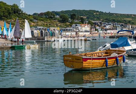 Bateau en bois et voile dinghies dans le port en été, Lyme Regis, Dorset, Angleterre, Royaume-Uni Banque D'Images