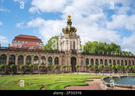 Palais Zwinger et porte de la Couronne (Kronentor) - Dresde, Saxe, Allemagne Banque D'Images