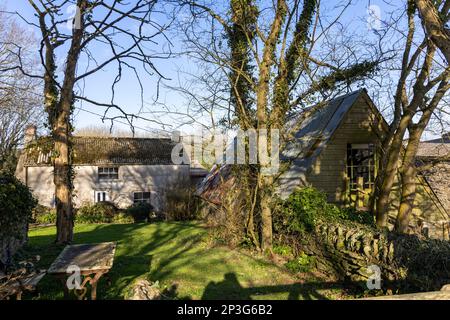 Derelict Cottage, Prussia Cove , [ anciennement appelé King's Cove, est une petite propriété privée sur la côte de la baie de Mount. Photographié de la voie publique Banque D'Images