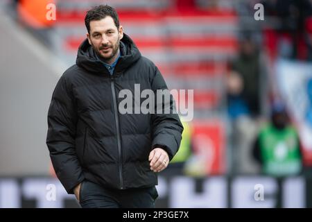 05 mars 2023, Rhénanie-du-Nord-Westphalie, Leverkusen: Football: Bundesliga, Bayer Leverkusen - Hertha BSC, Matchday 23, BayArena. Sandro Schwarz, entraîneur de Hertha, entre dans le stade. Photo: Marius Becker/dpa - NOTE IMPORTANTE: Conformément aux exigences de la DFL Deutsche Fußball Liga et de la DFB Deutscher Fußball-Bund, il est interdit d'utiliser ou d'avoir utilisé des photos prises dans le stade et/ou du match sous forme de séquences d'images et/ou de séries de photos de type vidéo. Banque D'Images