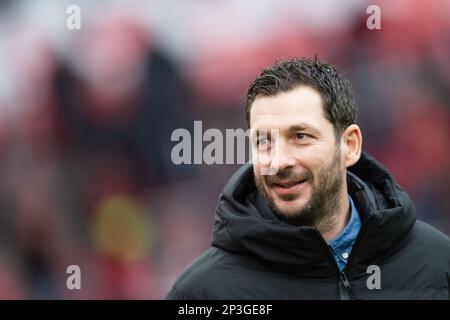 05 mars 2023, Rhénanie-du-Nord-Westphalie, Leverkusen: Football: Bundesliga, Bayer Leverkusen - Hertha BSC, Matchday 23, BayArena. Sandro Schwarz, entraîneur de Hertha, sourit avant le match. Photo: Marius Becker/dpa - NOTE IMPORTANTE: Conformément aux exigences de la DFL Deutsche Fußball Liga et de la DFB Deutscher Fußball-Bund, il est interdit d'utiliser ou d'avoir utilisé des photos prises dans le stade et/ou du match sous forme de séquences d'images et/ou de séries de photos de type vidéo. Banque D'Images