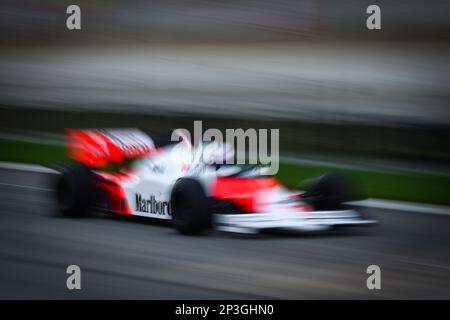 Alain Prost (FRA) dans sa McLaren 1984 MP4/2. 05.03.2023. Championnat du monde de Formule 1, Rd 1, Grand Prix de Bahreïn, Sakhir, Bahreïn, Jour de la course. Le crédit photo doit être lu : images XPB/Press Association. Banque D'Images