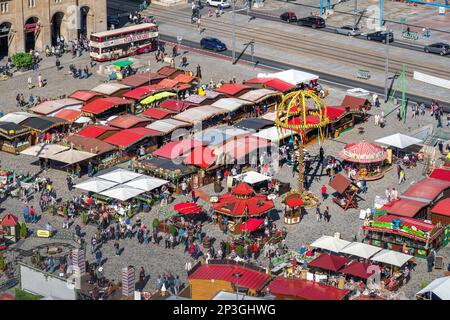 Vue aérienne de la place Altmarkt avec la foire du marché d'automne de Dresde - Dresde, Saxe, Allemagne Banque D'Images