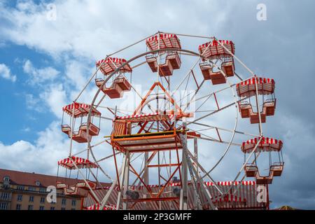 Petite grande roue sur une foire locale Banque D'Images