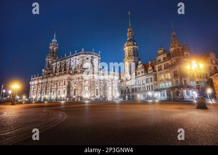 Cathédrale catholique et château de Dresde (Residenzschloss) la nuit - Dresde, Saxe, Allemagne Banque D'Images